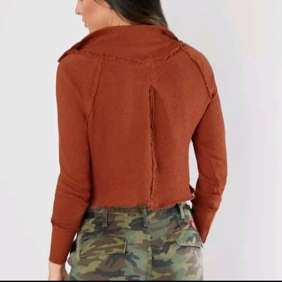 We The Free Free People Darcy Cropped Frayed Distressed Knit Sweater In Cedar S - Picture 3 of 14